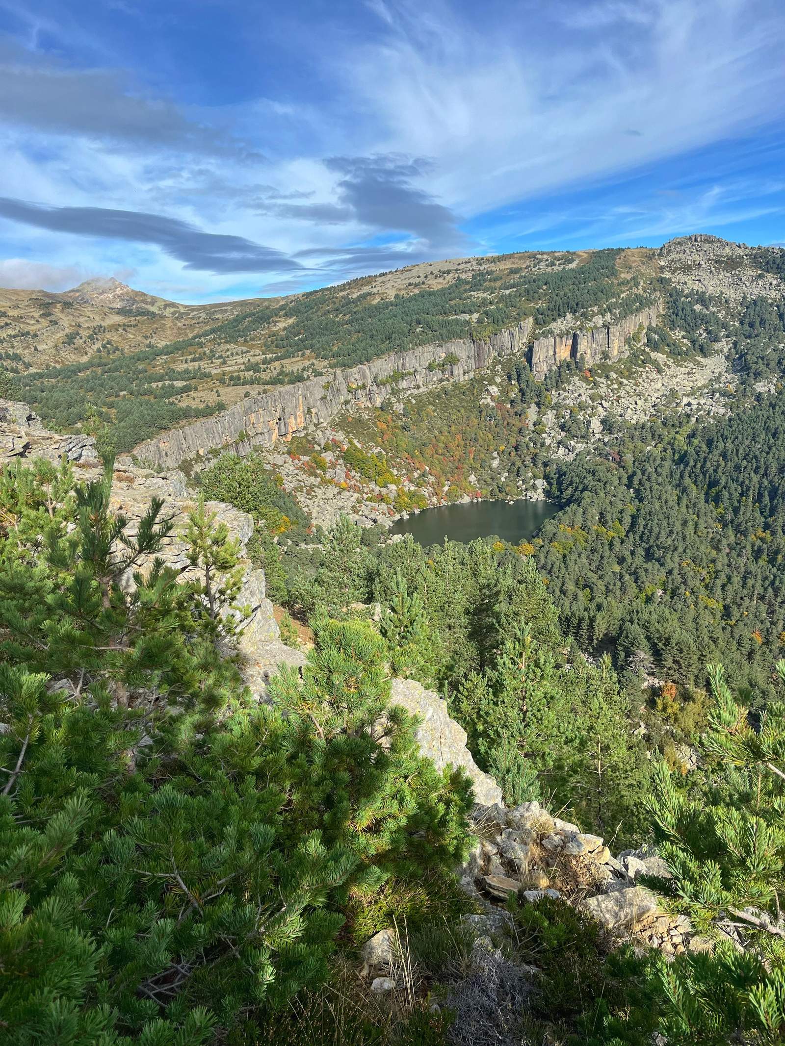 Laguna Negra y montañas